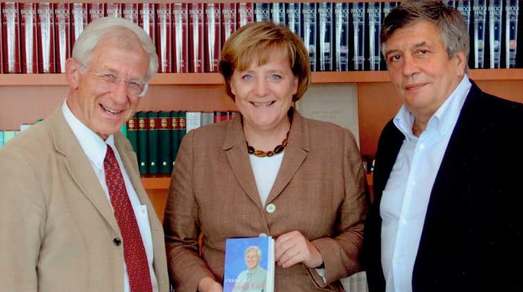 bundesregierung.de | Guido Bergmann | Bei diesem Treffen im Jahr 2008 begeisterten Hermann Scheer und Franz Alt die Bundeskanzlerin mit der Idee einer Weltagentur für Erneuerbare Energien (IRENA). Angela Merkel versprach, sich für IRENA stark zu machen. Zwei Jahre später wurde IRENA in Bonn gegründet.